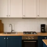 Colori chiari per pensili cucina piccola: il contrasto che non devi mai sottovalutare
