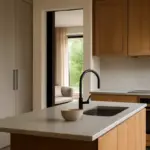 Penisola cucina aperta con colonne alte: come bilanciare privacy e continuità visiva